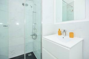 Ένα μπάνιο στο Unique Skyline Apartments