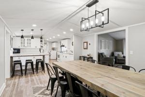 Η κουζίνα ή μικρή κουζίνα στο Lakeview Cottage - stunning views of Silver Lake.