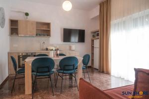 Una cocina con una mesa y sillas en una habitación. en Rest in style, en Chalkida