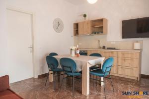 Un comedor con una mesa y sillas azules. en Rest in style, en Chalkida