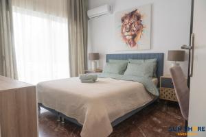 Un dormitorio con una cama con cabecero azul. en Rest in style, en Chalkida