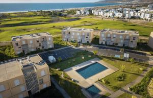 Bassenget på eller i nærheten av Azure Nest - Sea View Duplex with Golf and Pool Access in Taghazout Bay