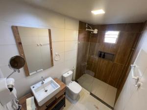 Un baño con inodoro, lavabo y ducha. en Pousada Alamoa, en Fernando de Noronha 42 fotos más
