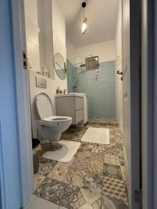 ein Badezimmer mit Toilette, Waschbecken und Spiegel in der Unterkunft Mamaia Nord Lotus Residence 17 in Mamaia