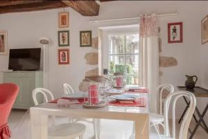 Μια τηλεόραση ή/και κέντρο ψυχαγωγίας στο Maison avec jardin à Cellettes, 150 m², local à vélos