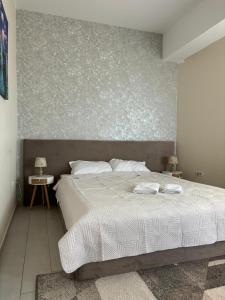 ein Schlafzimmer mit einem großen Bett mit einer Wand in der Unterkunft Mamaia Nord Lotus Residence 17 in Mamaia + 53 Fotos