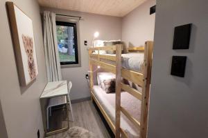 due letti a castello in una stanza con finestra di Emeraude des Sources Lac spa sauna et hammam a Brownsburg Altre 12 foto