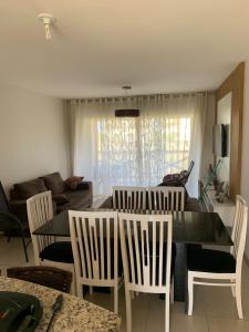 un soggiorno con tavolo da pranzo e sedie di Condomínio Villa das água, praia do saco a Estância