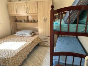 En eller flere senge i et værelse på Casa em Itanhaém