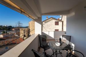 En balkon eller terrasse på La Vista Apartment