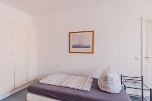 Rúm í herbergi á Pension für Monteure in Dresden, Zimmer mit eigenem Bad und großer Gemeinschaftsküche