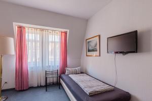 Rúm í herbergi á Pension für Monteure in Dresden, Zimmer mit eigenem Bad und großer Gemeinschaftsküche