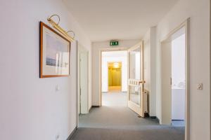 Rúm í herbergi á Pension für Monteure in Dresden, Zimmer mit eigenem Bad und großer Gemeinschaftsküche