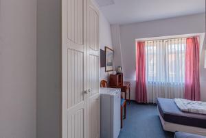 Rúm í herbergi á Pension für Monteure in Dresden, Zimmer mit eigenem Bad und großer Gemeinschaftsküche