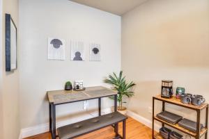 Apt 10 Mi to Portland Walk to Bus Stop!的咖啡和沏茶工具