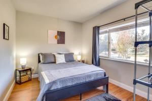 泰格德Apt 10 Mi to Portland Walk to Bus Stop!的一间带床和大窗户的卧室