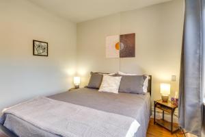Apt 10 Mi to Portland Walk to Bus Stop!客房内的一张或多张床位
