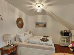 a bedroom with a bed and a ceiling at Sommerhaus Seidel - mit kostenlosem Parkplatz - in Stralsund