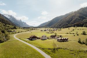 z góry widok na dolinę z domami i drogą w obiekcie Halbwöhrerhof w mieście Anterselva di Mezzo