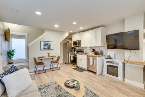 una sala de estar con un sofá y una mesa en Walkable Portland Stay in St Johns District, en Portland