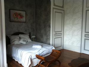 Postel nebo postele na pokoji v ubytování Château des marronniers