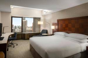Postel nebo postele na pokoji v ubytování Renaissance Seattle Hotel