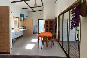 a kitchen and dining room with a table and chairs at Casa Suíte À 800 Mts do Parq Chapada dos Veadeiros in Alto Paraíso de Goiás