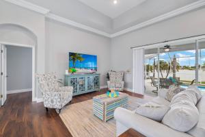 Μια τηλεόραση ή/και κέντρο ψυχαγωγίας στο Quiet home with fenced yard & pool table - Perfect for families with pets! - Villa Grace