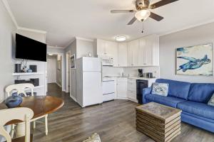 ein Wohnzimmer mit einer blauen Couch und einer Küche in der Unterkunft Seaside Villa 325 in Hilton Head Island