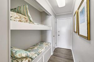 ein kleines Zimmer mit 2 Etagenbetten und einem Flur in der Unterkunft Seaside Villa 325 in Hilton Head Island + 23 Fotos