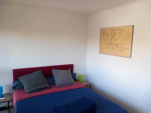 ein Schlafzimmer mit einem Bett mit einer Karte an der Wand in der Unterkunft Chambre B1 dans un appartement en colocation in Marseille