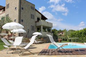 The swimming pool at or close to La Compagnia del Chianti