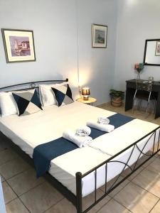 A bed or beds in a room at Traditional House “AVLI”