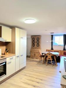 Kuchyň nebo kuchyňský kout v ubytování Haus zum Talblick