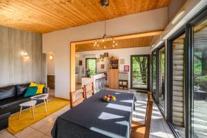 Ruang duduk di Ecolodge - Calme - Piscine privée - vue nature