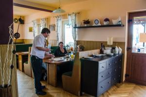 Kuchnia lub aneks kuchenny w obiekcie Hotel U Jezera