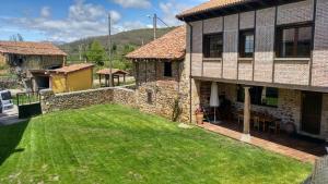 ein Bild eines Hauses mit Garten in der Unterkunft Casa rural San Felices in San Felices de Castillería