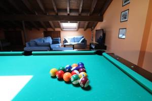 einen Billardtisch mit Bällen im Wohnzimmer in der Unterkunft Casa rural San Felices in San Felices de Castillería + 25 Fotos