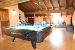 ein großes Wohnzimmer mit Billardtisch in der Unterkunft Casa rural San Felices in San Felices de Castillería