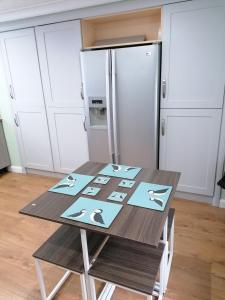 einen Tisch in einer Küche mit Kühlschrank in der Unterkunft Hytheview Cottage Whitehills in Whitehills