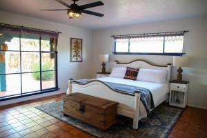 Кровать или кровати в номере Garcia Hacienda Authentic Mexican Villa & Hot Tub +42 фотографии