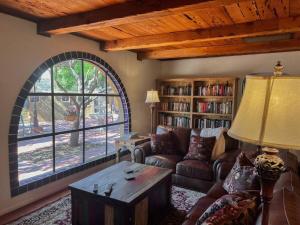 Гостиная зона в Garcia Hacienda Authentic Mexican Villa & Hot Tub