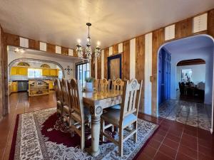 Гостиная зона в Garcia Hacienda Authentic Mexican Villa & Hot Tub