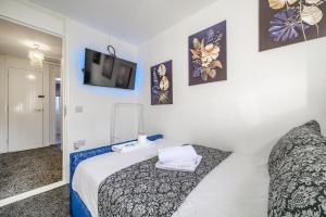 Un pat sau paturi într-o cameră la -RBGS- For your relaxed, Cosy Stay, Free Parking