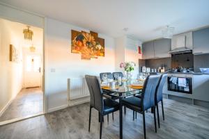 O bucătărie sau chicinetă la -RBGS- For your relaxed, Cosy Stay, Free Parking