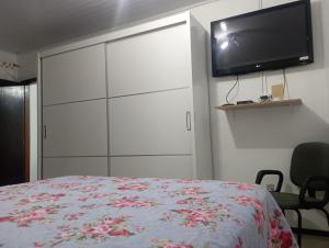TV a/nebo společenská místnost v ubytování Espaço inteiro - LOFT confortavel