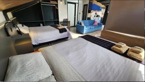 Un dormitorio con una cama con dos toallas encima. en LOFT Centro Historico, en Cusco 9 fotos más