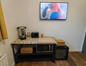 TV a/nebo společenská místnost v ubytování Guest suite in private part of house NITB approved, own entrance