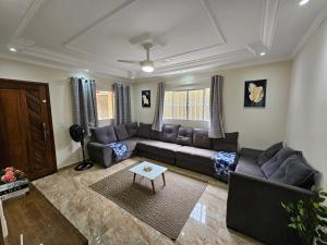 a living room with a couch and a table at Recanto Margarida in Socorro
