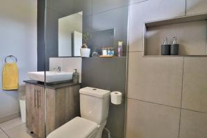 une salle de bains avec toilettes et lavabo dans l'établissement Luxury Lowveld Apartment, à Nelspruit 42 autres photos